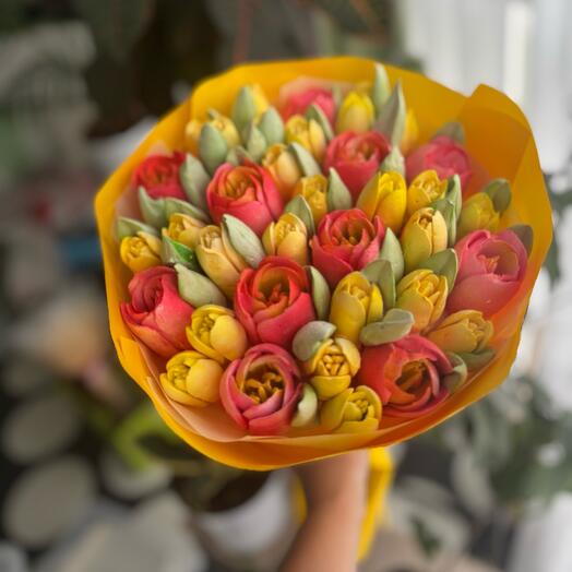 Букет с красными и желтыми тюльпанами