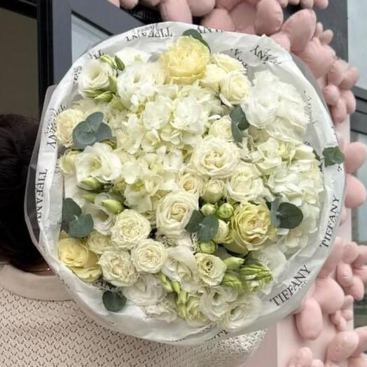Букет от цветочного дома «TIFFANY» гортензии, кустовые розы и эустома