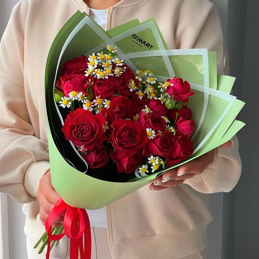 Букет из красных роз красные кустовые розы и ромашка полевая яркий букет