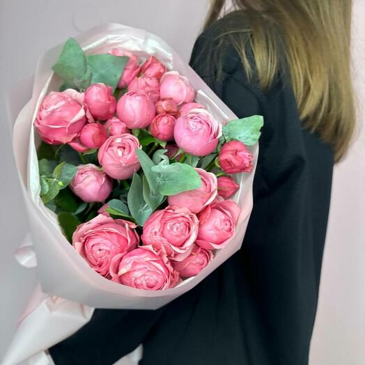 Пионы круглый год😍 Букет из 7 пионовидных кустовых роз Silva Pink с эвкалиптом в авторской упаковк