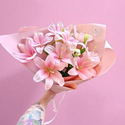 Воздушный, обьемный букет из 5 розовых лилий «Барби»