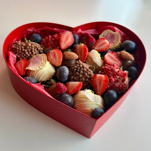 Набор клубники в молочном и белом шоколаде со свежей голубикой и клубникой в коробке сердце ️