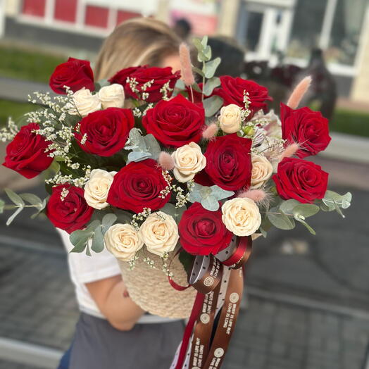 Композиция с цветами в корзине