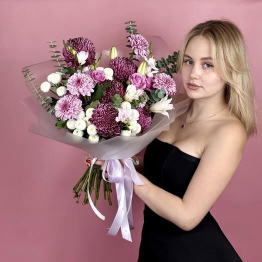 Яркий сборный букет с хризантемами Бигуди