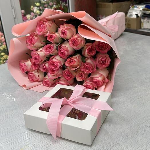 Комбо - букет из 25 роз и клубники