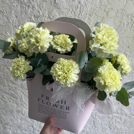 Стойкие , нежные салатовые диантусы с ароматным эвкалиптом в сумочке «Fresh flower»