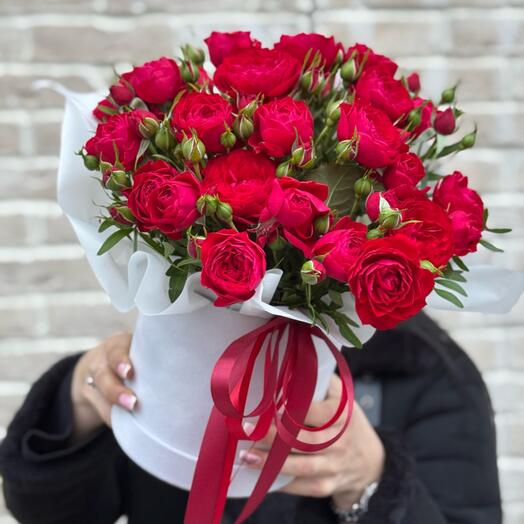 Кустовые розы в бархатной коробке