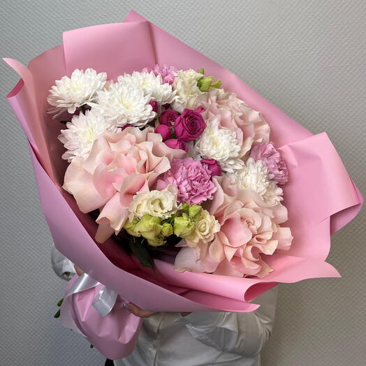Букет из ажурных и кустовых роз, с хризантемами, эустомой и диантусами💞
