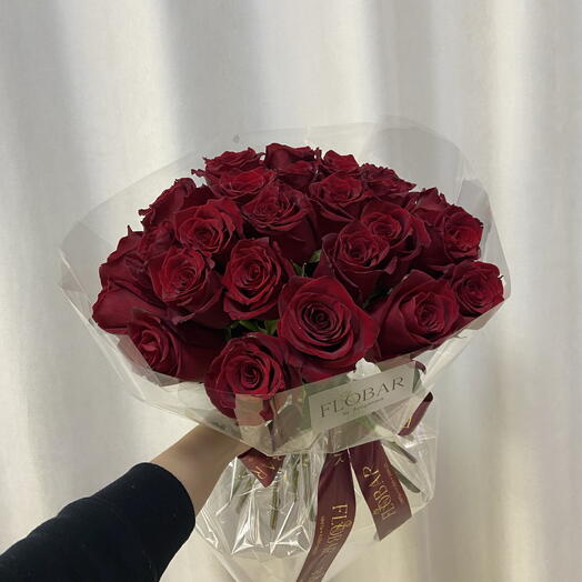 25 красных роз в слюде