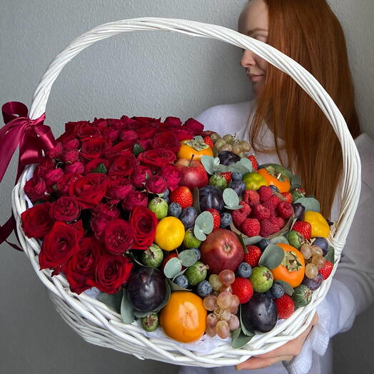 Большая корзина с цветами и фруктами