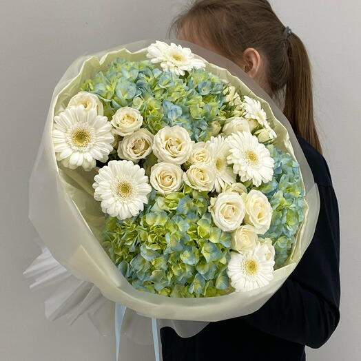 Авторский букет из гортензии, гермини и кустовых роз