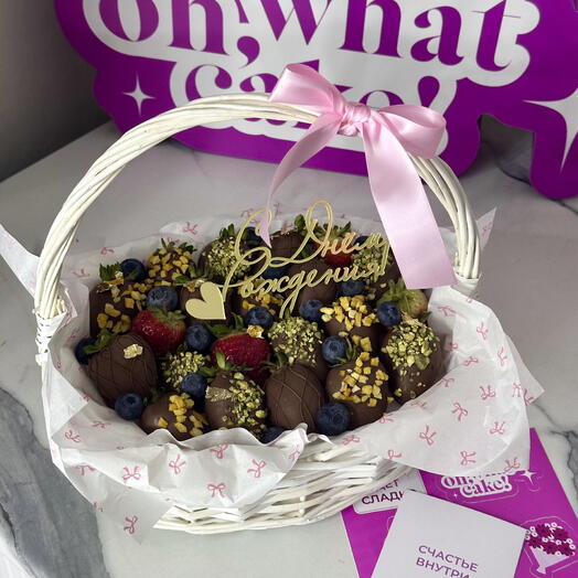 Клубника в корзине