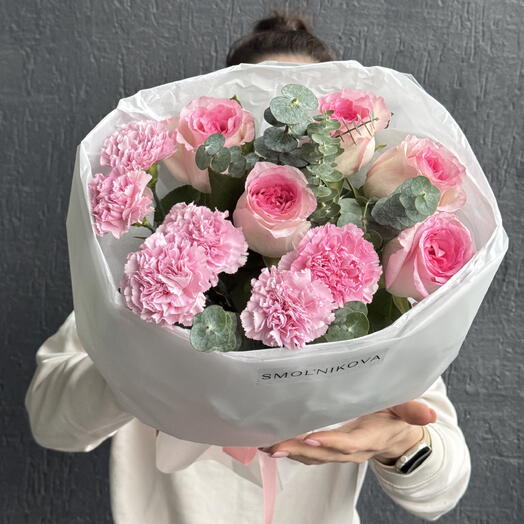 Букет цветов для красотки из розовых роз и розовых диантусов 🥰💕