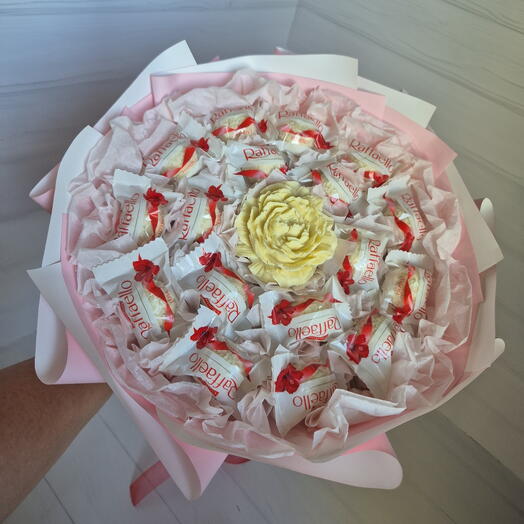 Букет из конфет с шоколадной розой