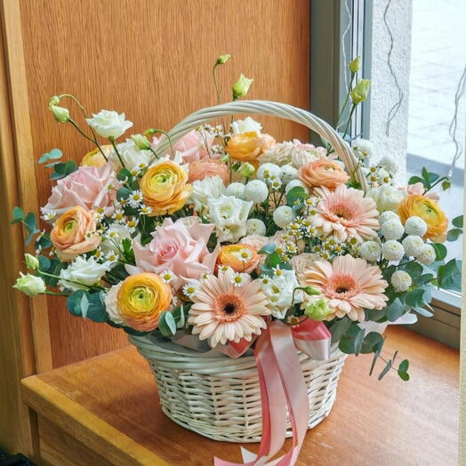 Цветочная корзина с ранункулюсами "Персиковая свежесть"