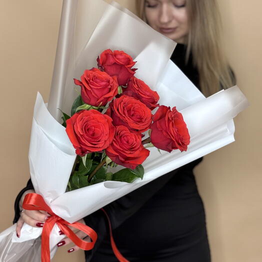Букет 7 красных (алых) роз Эквадор