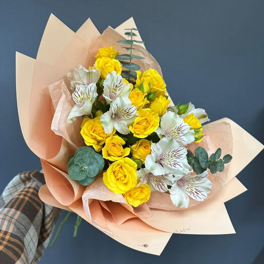 Букет с кустовыми розами и альстромерией