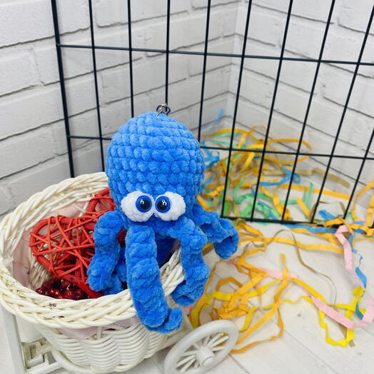 Вязаная игрушка брелок осьминог
