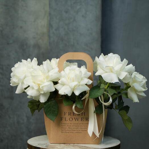 Композиция из белых роз ручного раскрытия