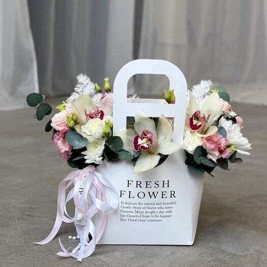 Цветы в стильной коробке с орхидеями