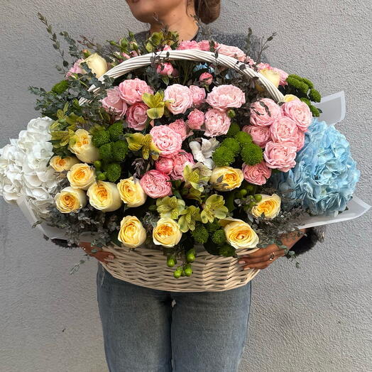 Премиальная корзина из кустовых пионовидных роз, гортензии, роз