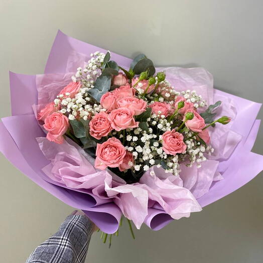 Букет из кустовых роз и гипсофилы Комплимент