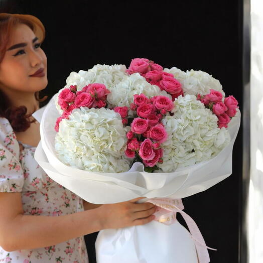 Белые Гортензии и малиновые Спрей-Розы