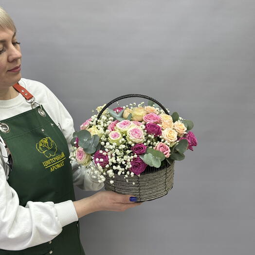 Розы пионовидные микс в дизайнерской корзине