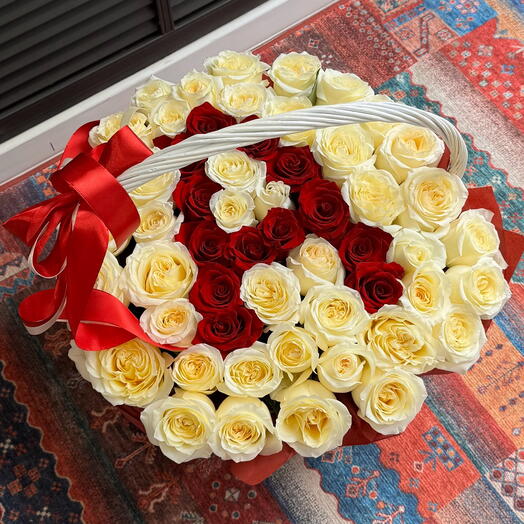 Корзина из роз с буквой