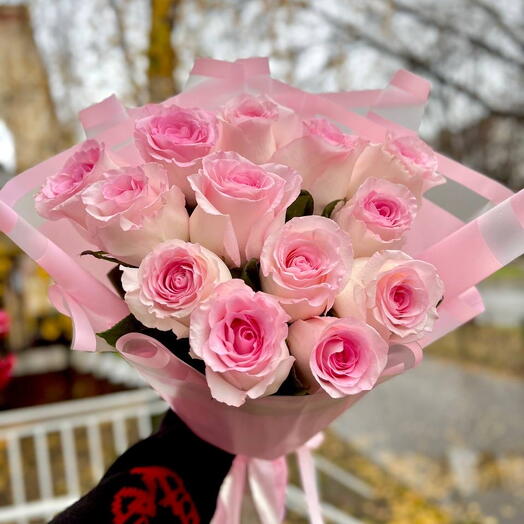 13 розовых роз