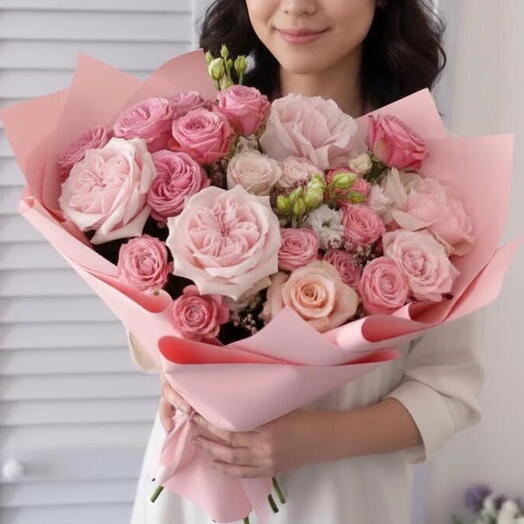 Авторский букет Pink Grace из пышных роз и кустовых роз — 14 роз в нежно-розовой гамме