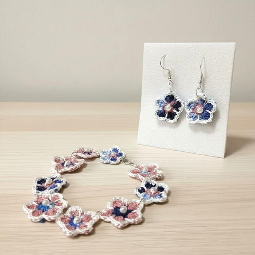 Set of earrings and floral bracelet, microcrochet with cotton thread, in blue and pink