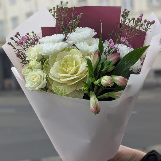 Букет "Флора" с хризантемой, альстромерией, брассикой, кустовой розой