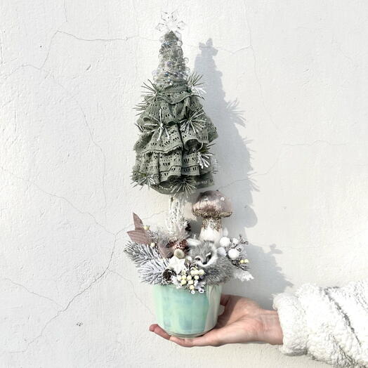 Композиция ручной работы из искусственных цветов "Лисичка и грибочек"