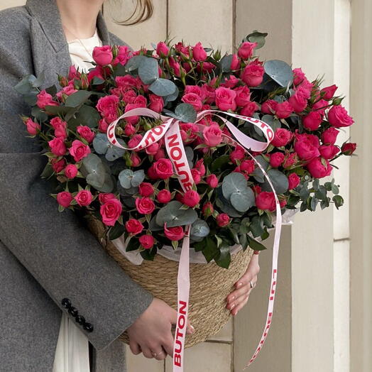 Композиция "Малиновые кустовые розы с эвкалиптом"