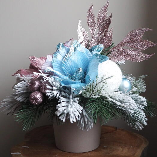 Новогодняя композиция рощово-голубая из искусственной хвои