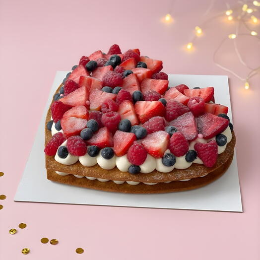 Торт-сердце 1,1 кг (медовые коржи) с ягодами на 14 февраля День влюбленных
