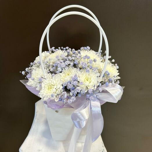 Композиция в сумочке из махровой хризантемы с гипсофилами