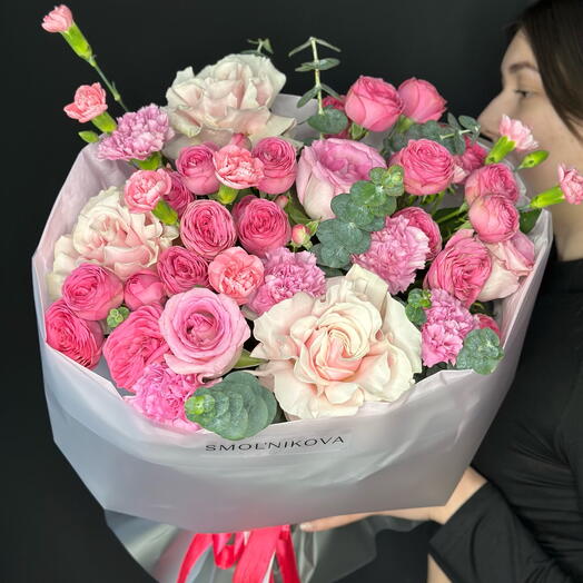Французские розы, кустовые розы, диантусы, кустовые диантусы в красивом в розовом букете с эвкалиптом