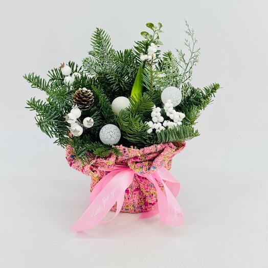 Красный амараллис в хвойной композиции с нобилисом