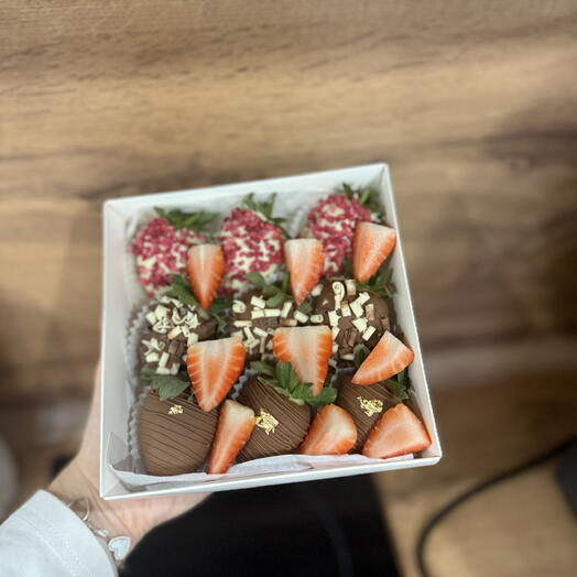 Клубника в шоколаде 9 шт «Ассорти»+ подарок от Vivienne Sabo — румяна MACARON