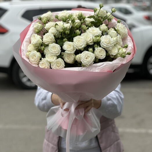 Букет с кустовыми розами белыми 15 штук