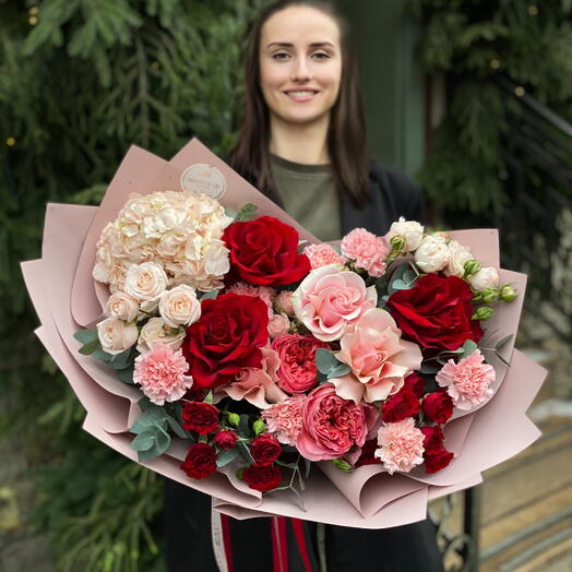Rouge Elegance — премиальный букет из пионовидных роз и гортензии