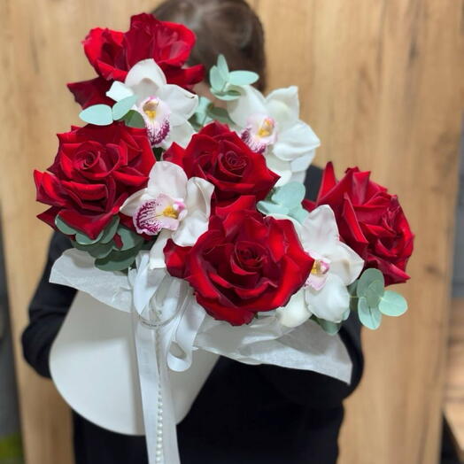 Роскошная коробочка из ажурных роз и орхидей ️