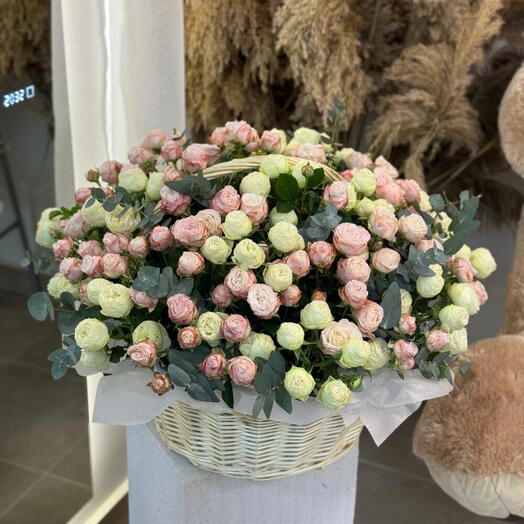 Корзина с цветами «.Очарование» из кустовых роз с эвкалиптом ️