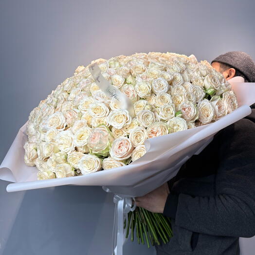 150 роз из кустовых и Эквадорских