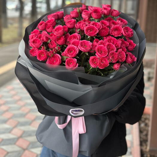 Малиновая спрей роза в сером оформлении