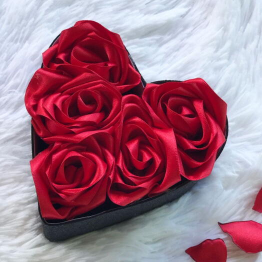 Сердце из атласных роз