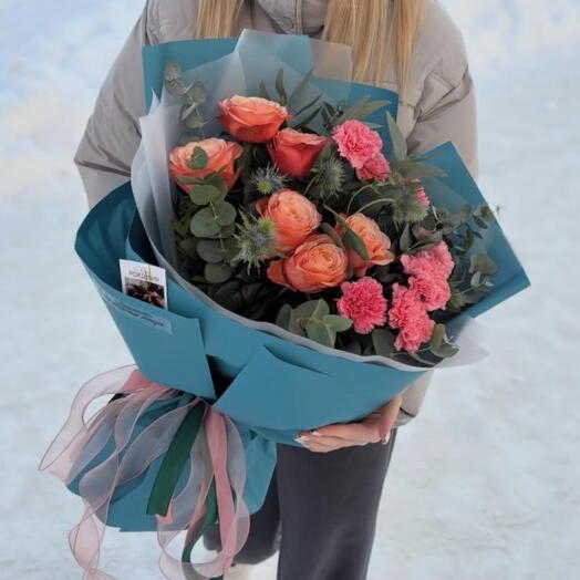 Букет «Нежная грация» из пионовидных роз Кахала, диантусов и эвкалипта