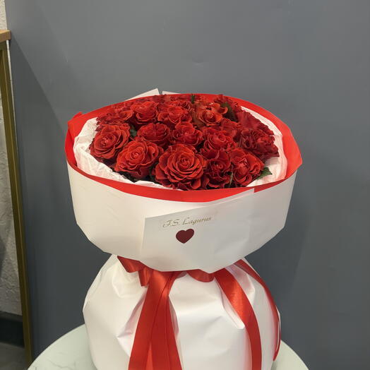 Букет алых роз 21